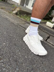 白いOn Cloudmonster Voidを履く体重90kgの現役アスリート