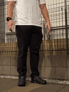 黒いスラックスにOn Cloud 6 Waterproofを合わせたオフィスカジュアル