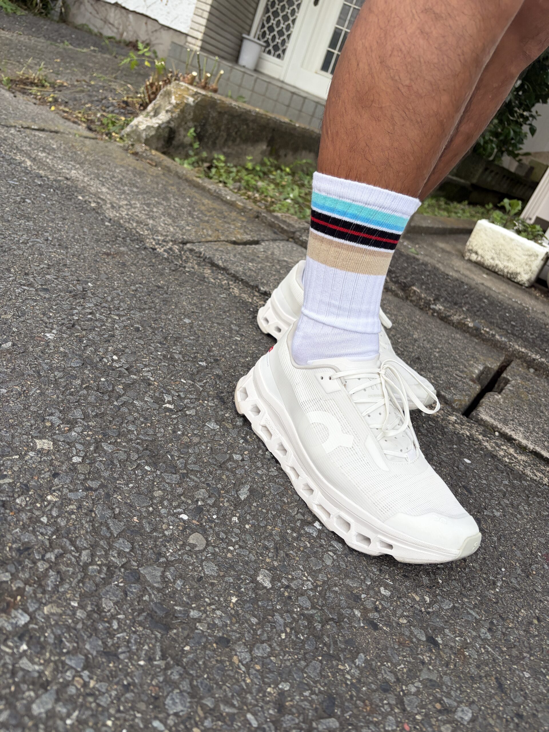 白いCloudmonster Voidを普段着で履いた足元